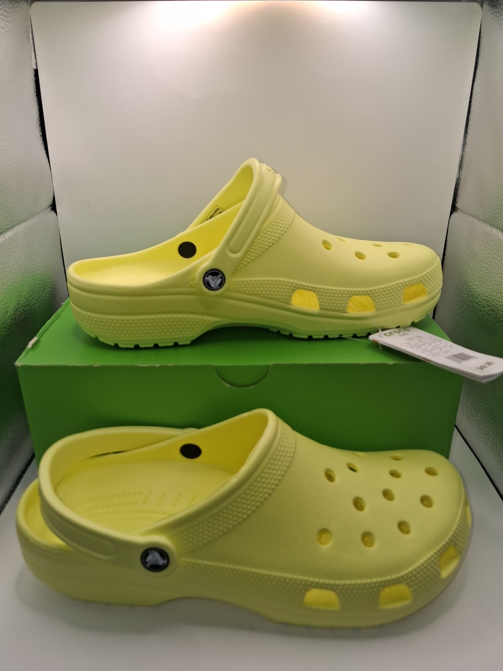 crocs classic clog Sulphur Banana Colores Mens Size 10 Womens 12 NIB